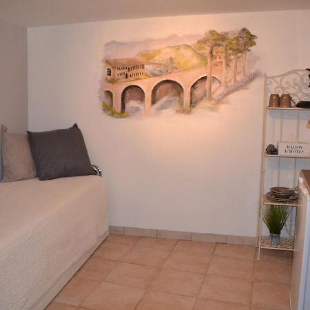 Bed and Breakfast Maison Sous Le Pont Meyras Exterior foto