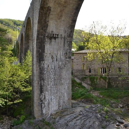 Bed and Breakfast Maison Sous Le Pont Meyras Exterior foto