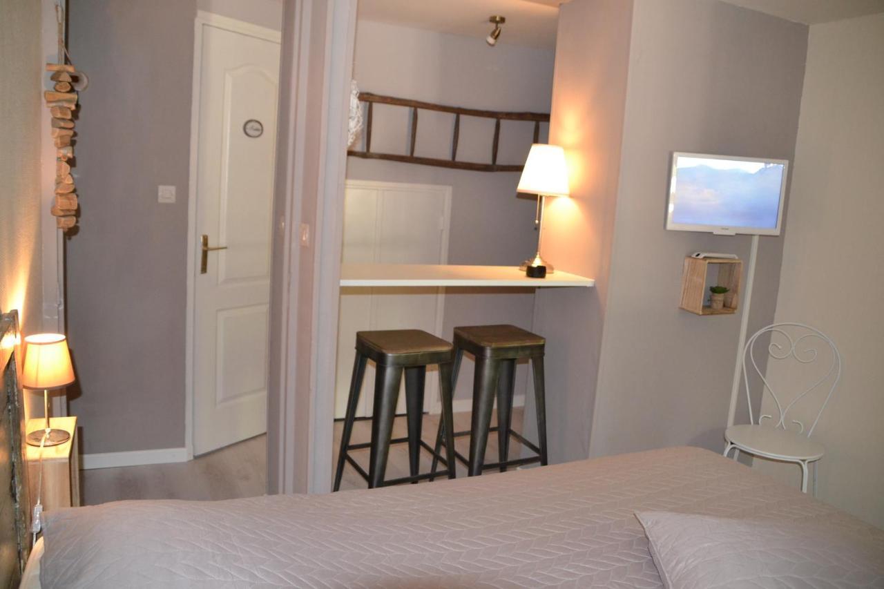Bed and Breakfast Maison Sous Le Pont Meyras Exterior foto