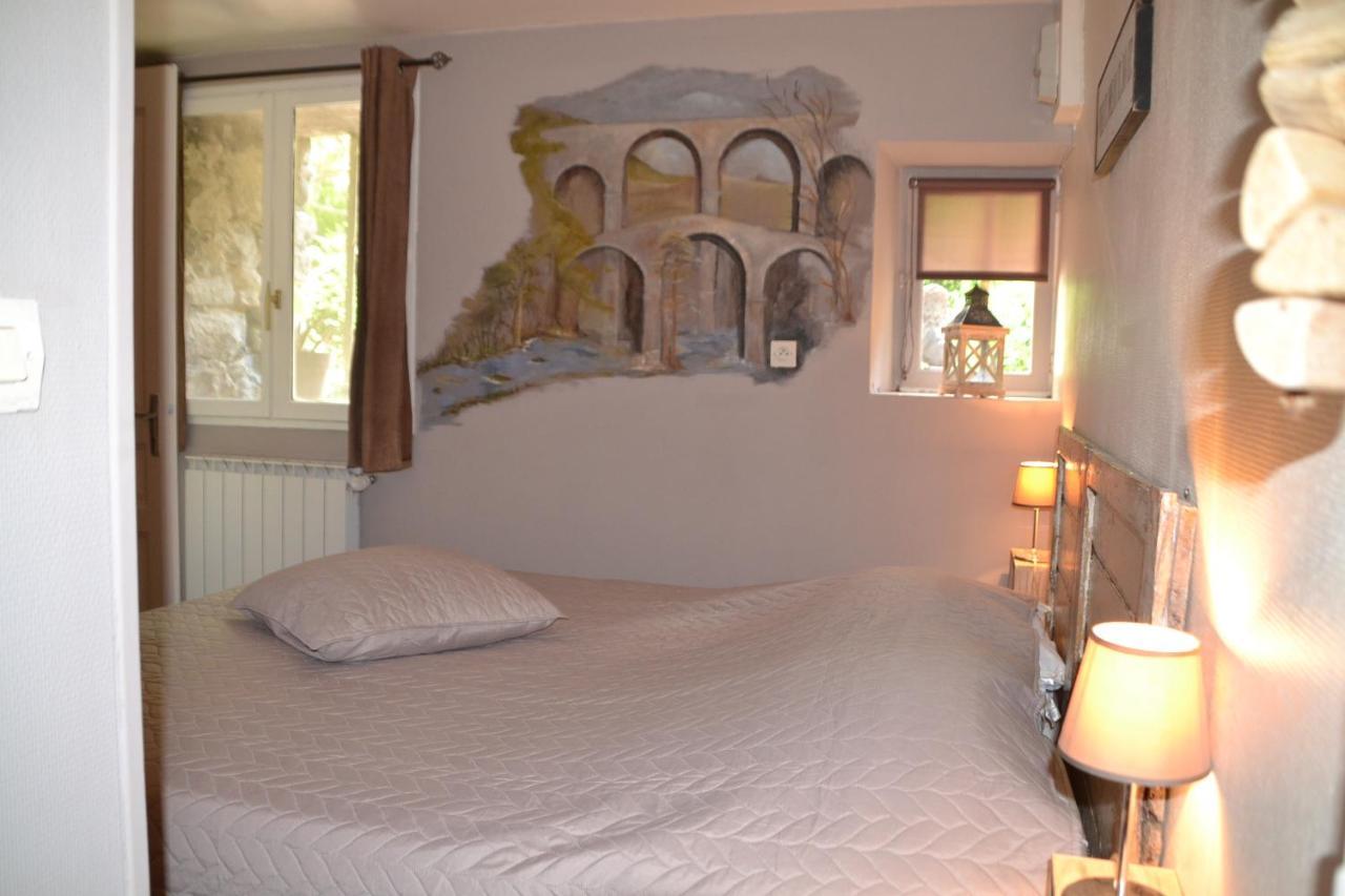 Bed and Breakfast Maison Sous Le Pont Meyras Exterior foto