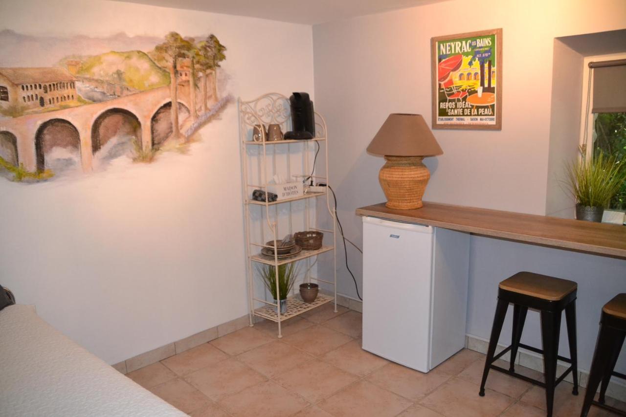 Bed and Breakfast Maison Sous Le Pont Meyras Exterior foto