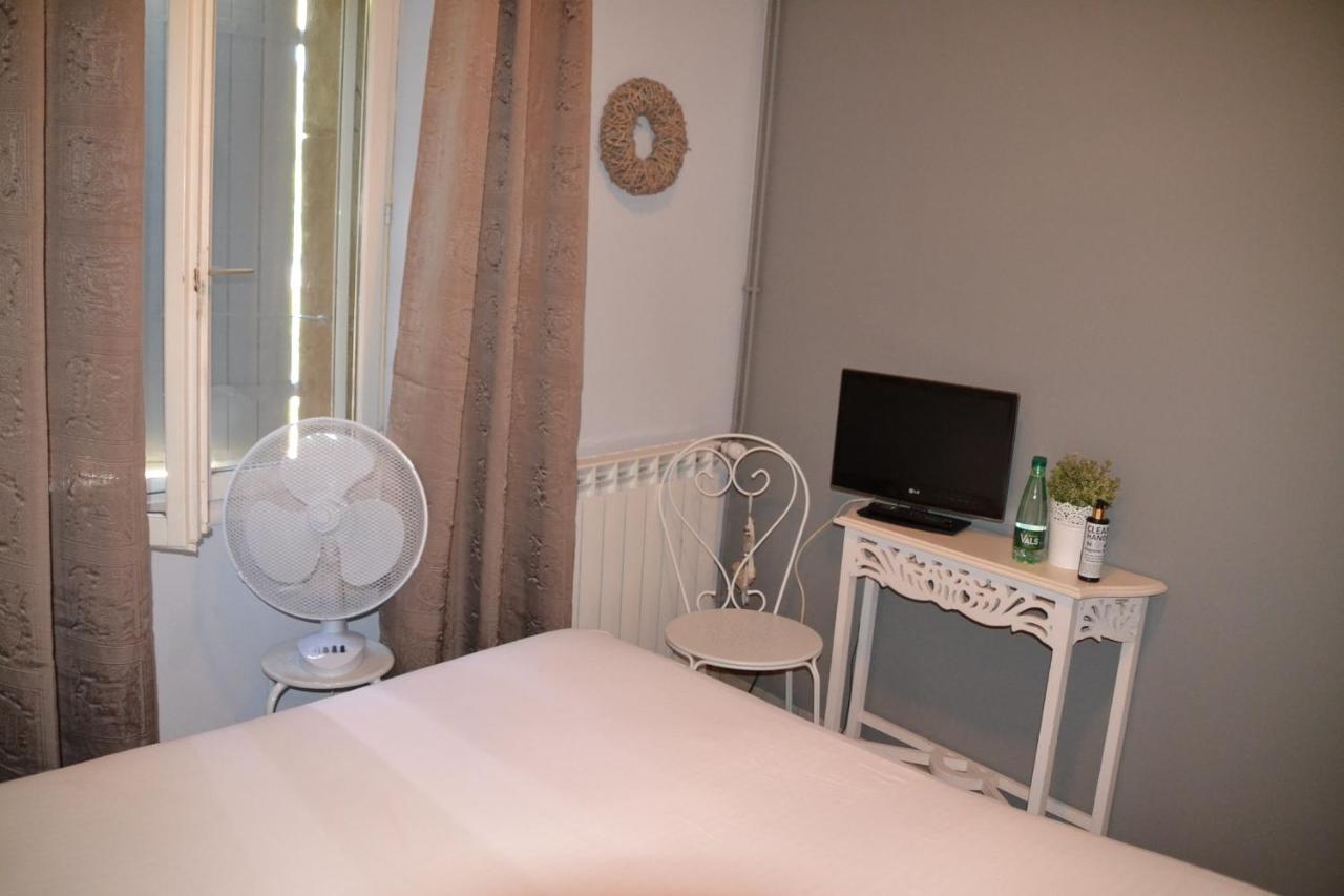 Bed and Breakfast Maison Sous Le Pont Meyras Exterior foto