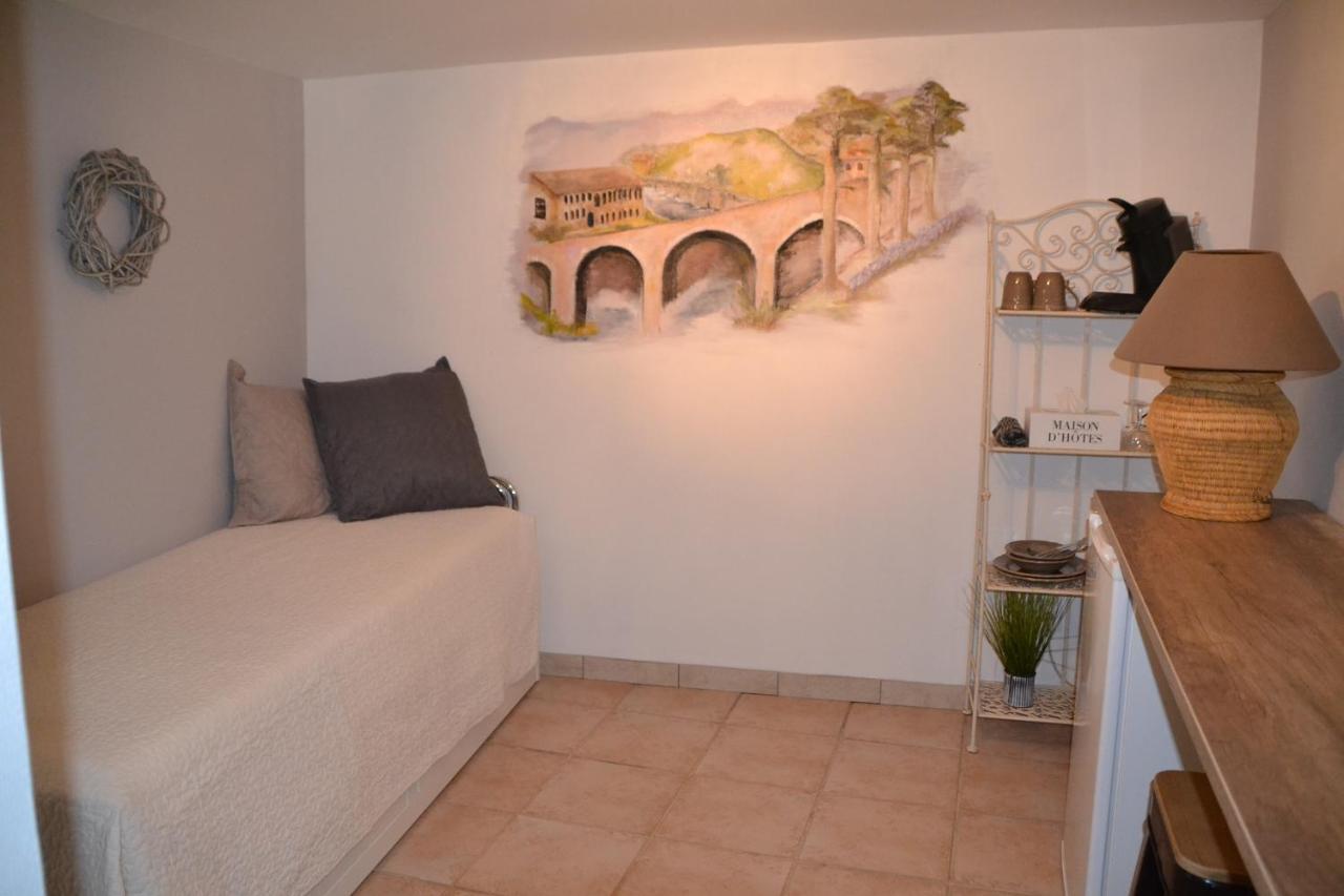 Bed and Breakfast Maison Sous Le Pont Meyras Exterior foto
