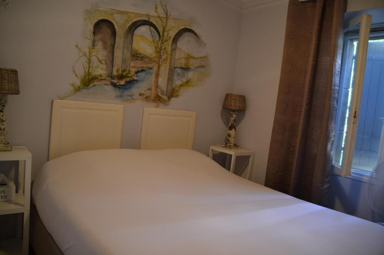 Bed and Breakfast Maison Sous Le Pont Meyras Exterior foto