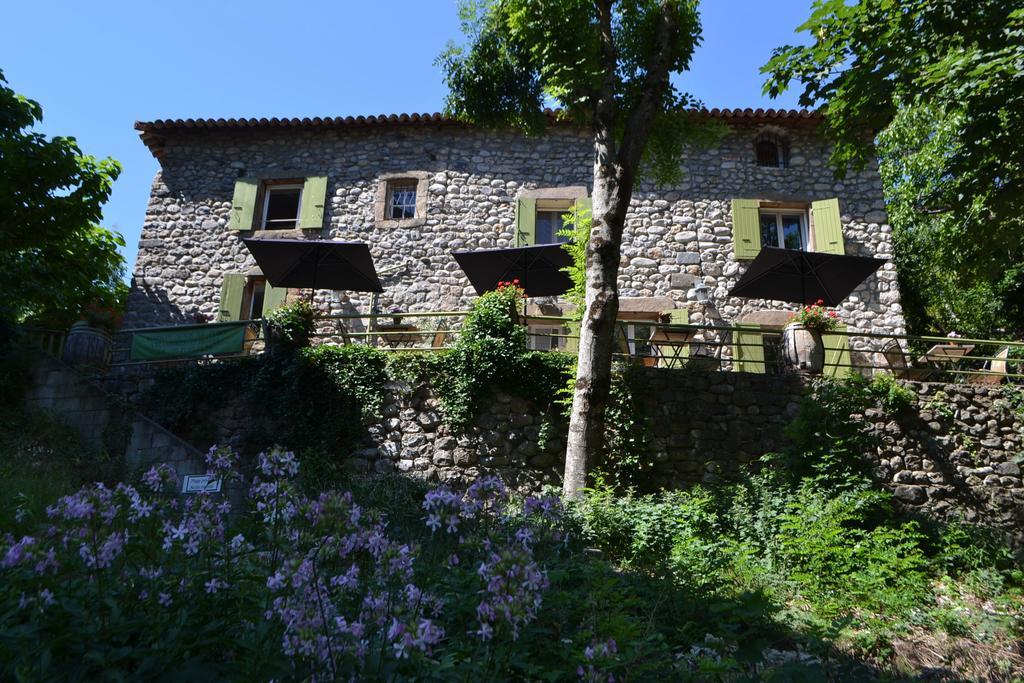 Bed and Breakfast Maison Sous Le Pont Meyras Exterior foto