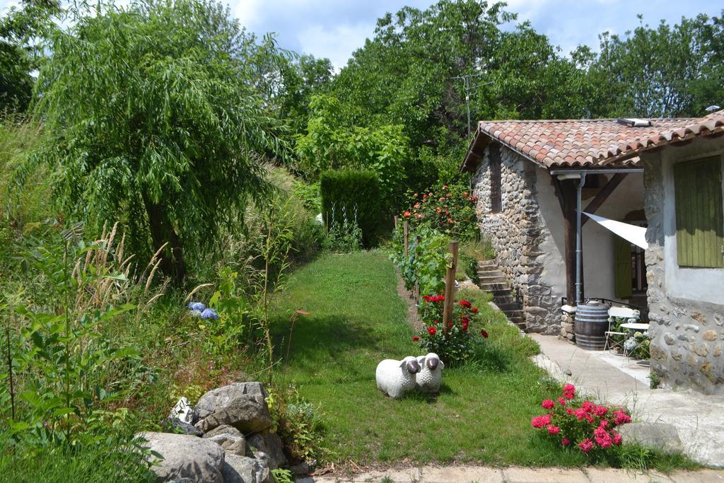 Bed and Breakfast Maison Sous Le Pont Meyras Exterior foto