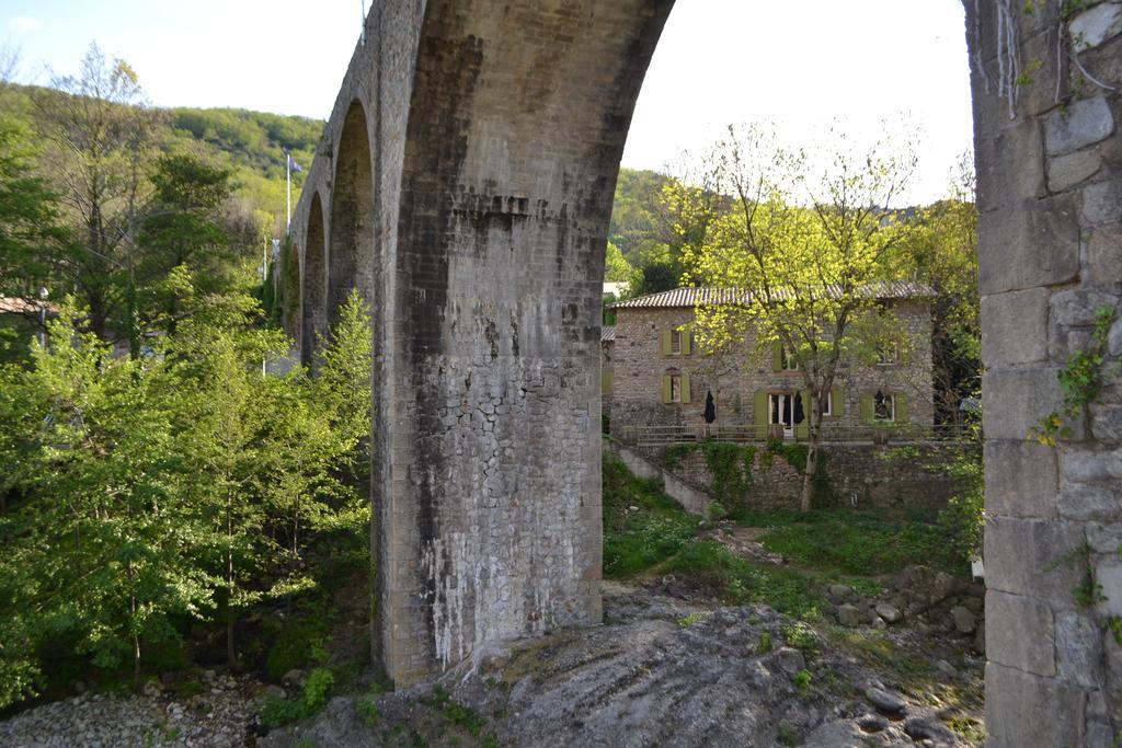 Bed and Breakfast Maison Sous Le Pont Meyras Exterior foto