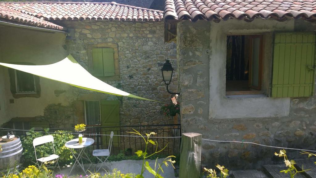 Bed and Breakfast Maison Sous Le Pont Meyras Exterior foto