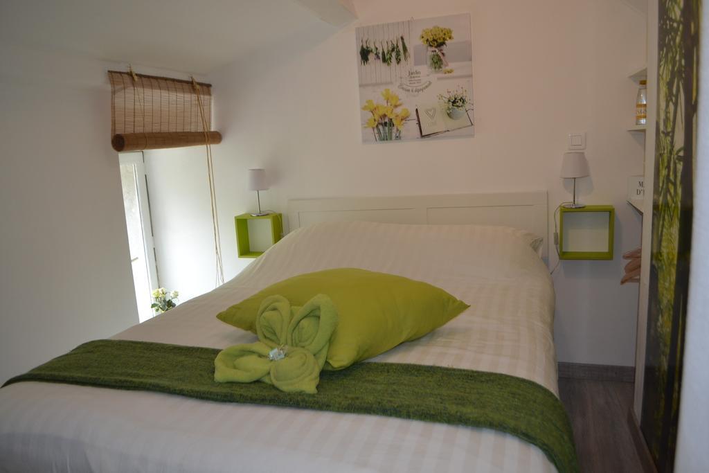 Bed and Breakfast Maison Sous Le Pont Meyras Exterior foto